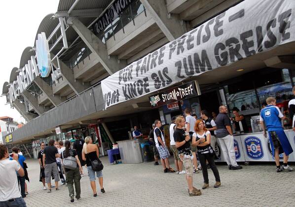 FUSSBALL - UEFA CL Quali, GRAZ,AUSTRIA,03.AUG.11 - FUSSBALL - UEFA Champions League, Qualifikation, SK Sturm Graz. Bild zeigt Fans vor der UPC Arena und Transparent - Für faire Preise vom Kinde bis zum Greise o00 totale