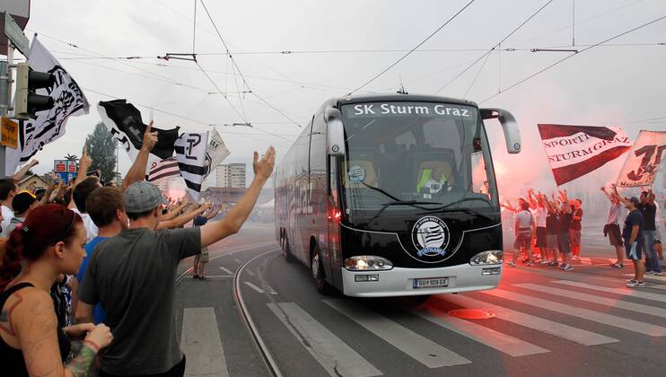FUSSBALL - UEFA CL Quali, GRAZ,AUSTRIA,03.AUG.11 - FUSSBALL - UEFA Champions League, Qualifikation, SK Sturm Graz. Bild zeigt den Mannschaftsbus von Sturm und Fans. Keywords: Bengalisches Feuer, Rauch, Fahnen.