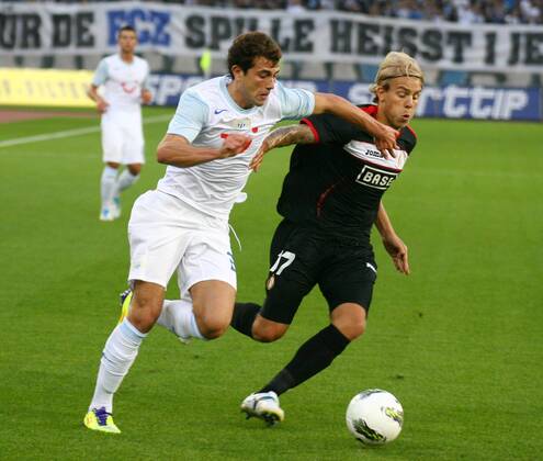 03.07.2011 Fussball 3. Qualifikationsrunde UEFA Champions League FC Zürich - Standard Lüttich , Stadion Letzigrund. Bild zeigt Torschütze zum 1:0 Admir Mehmedi FC Zürich li.gegen Yoni Buyens Aktion Zweikampf