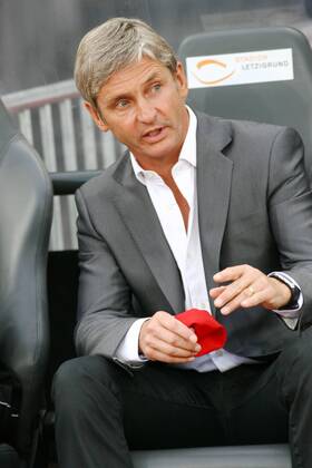 03.07.2011 Fussball 3. Qualifikationsrunde UEFA Champions League FC Zürich - Standard Lüttich , Stadion Letzigrund. Bild zeigt Coach Jose Riga Standard Lüttich Aktion Emotionen Trainer Porträt