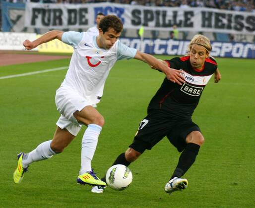 03.07.2011 Fussball 3. Qualifikationsrunde UEFA Champions League FC Zürich - Standard Lüttich , Stadion Letzigrund. Bild zeigt Torschütze zum 1:0 Admir Mehmedi FC Zürich li.gegen Yoni Buyens Aktion Zweikampf