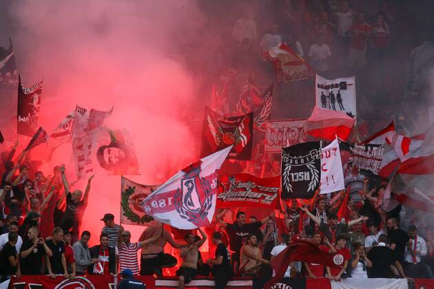 03.07.2011 Fussball 3. Qualifikationsrunde UEFA Champions League - Standard Lüttich , Stadion Letzigrund. Bild zeigt Fans von Standard Lüttich mit Pyrotechnik und Fahnen Flaggen Fahnen o0 Totale Pyro Fahne, Fanfahne