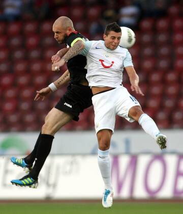 03.08 .2011 Letzigrund Zürich Champions League Quali Spiel FC Zürich vs. Standard Lüttich 1:0 Philippe Koch (re, , FC Zürich) gegen Jelle Van Damme (Lüttich) ; Zweikampf , Aktion