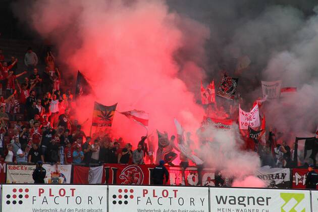 03.07.2011 Fussball 3. Qualifikationsrunde UEFA Champions League, Zürich - Standard Lüttich , Stadion Letzigrund. Bild zeigt Fans von Standard Lüttich Aktion Emotionen Feuerwerk Hooligans Flaggen Fahnen Rauch Petarden o0 Totale