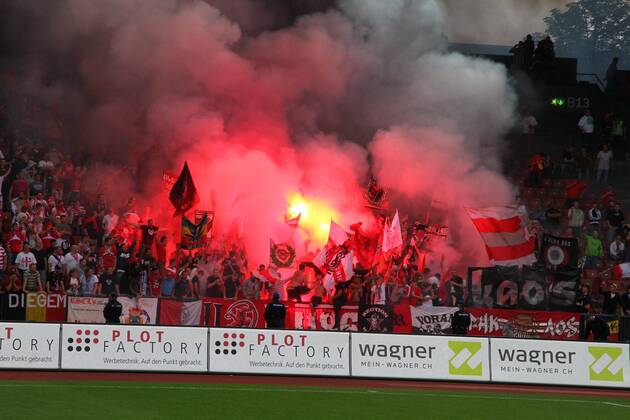 03.07.2011 Fussball 3. Qualifikationsrunde UEFA Champions League, Zürich - Standard Lüttich , Stadion Letzigrund. Bild zeigt Fans von Standard Lüttich Aktion Emotionen Feuerwerk Hooligans Flaggen Fahnen Rauch Petarden o0 Totale