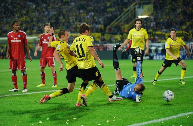 Fussball Bundesliga Saison 2011 2012 1. Spieltag Borussia Dortmund - Hamburger SV V.l.: Kevin GROSSKREUTZ (BVB) erzielt mit Mario Götze (BVB) das Tor zum 3:0 gegen Jaroslav DROBNY (HSV). Hamburg