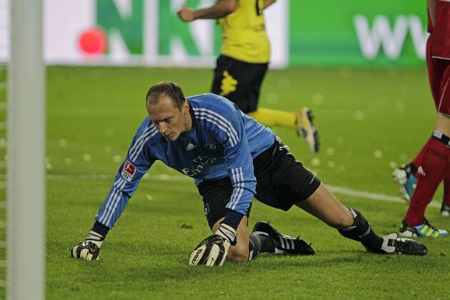 Fußball Bundesliga Saison 2011 2012, 1. Spieltag : Borussia Dortmund-Hamburger SV 3-1 im Signal Iduna Park in Dortmund- Jaroslav Drobny (HSV) musste den dritten Gegentreffer hinnehmen. Fussball,Herren,Männer,Liga,Bundesliga,DFL, Hamburg,Aktion,Aktionsporträt, Enttäuschung,quer