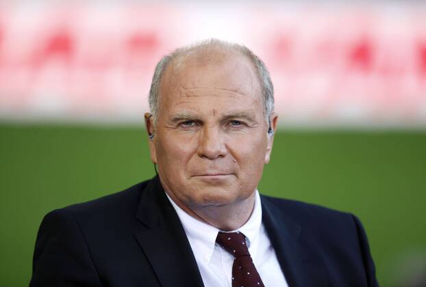 Fußball Bundesliga Saison 2011 2012, 1. Spieltag : Borussia Dortmund-Hamburger SV 3-1 im Signal Iduna Park in Dortmund- Uli Hoeneß beim Sky Gespräch vor dem Spiel Fussball,Herren,Männer,Liga,Bundesliga,DFL,SKY,Medien,Interview, Gesprächsrunde,Diskussion,Experte,Fachmann,Kommentar,Mimik,Porträt,quer