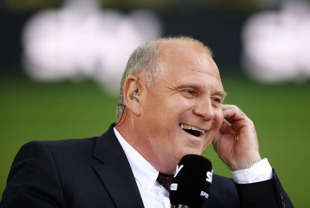 Fußball Bundesliga Saison 2011 2012, 1. Spieltag : Borussia Dortmund-Hamburger SV 3-1 im Signal Iduna Park in Dortmund- Uli Hoeneß beim Sky Gespräch vor dem Spiel Fussball,Herren,Männer,Liga,Bundesliga,DFL,SKY,Medien,Interview, Gesprächsrunde,Diskussion,Experte,Fachmann,Kommentar,Mimik,Porträt,Lachen,Freude,Gelächter,quer