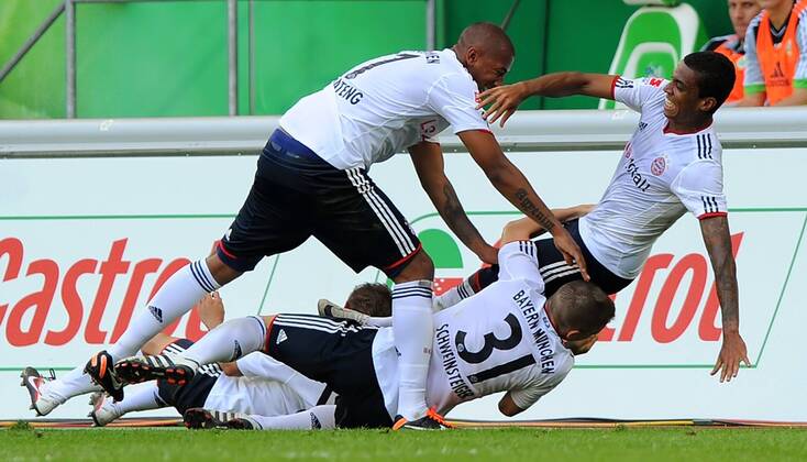 13. August 2011: Wolfsburg, Volkswagen Arena: Fussball 1. Bundesliga, 4. Spieltag: VfL Wolfsburg - FC Bayern München: Münchens Luiz Gustavo (r) jubelt nach seinen Treffer zum 1:0 mit Bastian Schweinsteiger (unten) und Jerome Boateng.