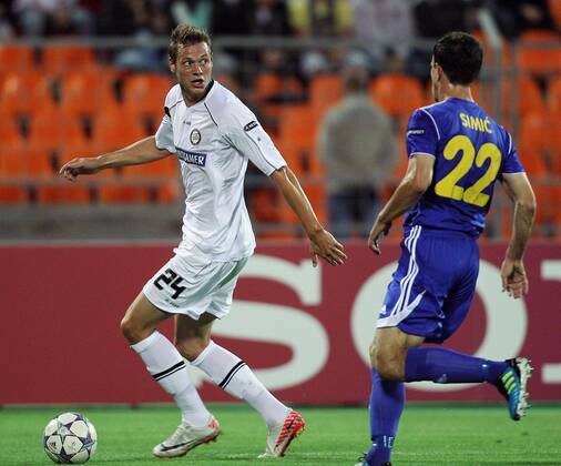 FUSSBALL - UEFA CL Play Off, Borisov vs Sturm MINSK,WEISSRUSSLAND,16.AUG.11 - FUSSBALL - UEFA Champions League, Play Off, FC BATE Borisow vs SK Sturm Graz. Bild zeigt Roman Kienast (Sturm) und Marko Simich (Borisov).