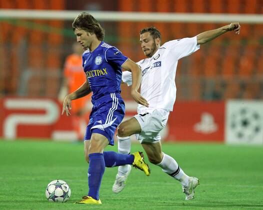 FUSSBALL - UEFA CL Play Off, Borisov vs Sturm MINSK,WEISSRUSSLAND,16.AUG.11 - FUSSBALL - UEFA Champions League, Play Off, FC BATE Borisow vs SK Sturm Graz. Bild zeigt Dmitri Baga (Borisov) und Jürgen Säumel (Sturm). 