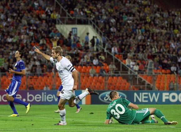 FUSSBALL - UEFA CL Play Off, Borisov vs Sturm MINSK,WEISSRUSSLAND,16.AUG.11 - FUSSBALL - UEFA Champions League, Play Off, FC BATE Borisow vs SK Sturm Graz. Bild zeigt den Jubel von Manuel Weber (Sturm) und die Enttäuschung von Aleksandr Gutor (Borisov). 