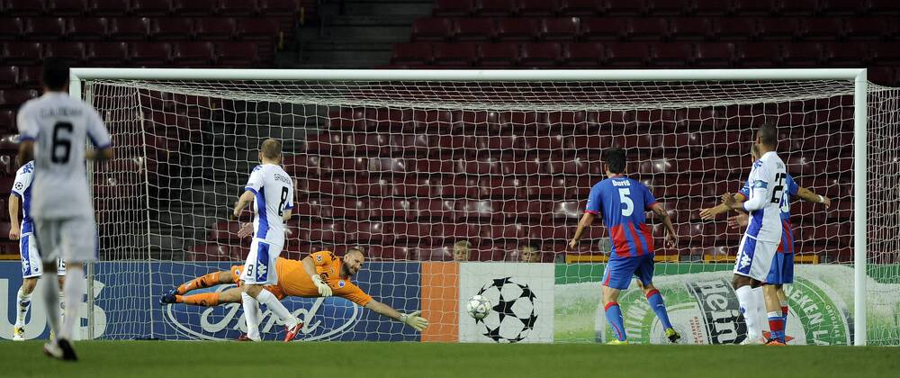 Champions League Play off FC Kopenhagen-Viktoria Pilsen scoring til 2-0 Keeper Johan Wiland, FCK FC Kobenhavn.