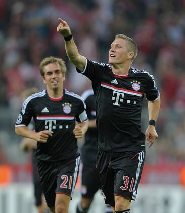 FUSSBALL CHAMPIONS LEAGUE SAISON 2011 2012 Qualifikation 17.08.2011 FC Bayern München - FC Zürich JUBEL FC Bayern München; Torschütze zum 1-0 Bastian Schweinsteiger (re) und Philipp Lahm (hinten li.) 