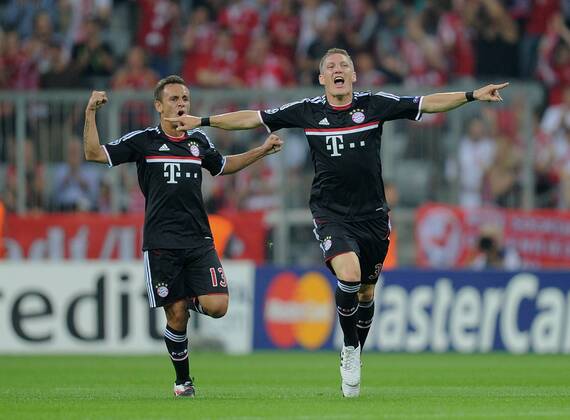FUSSBALL CHAMPIONS LEAGUE SAISON 2011 2012 Qualifikation 17.08.2011 FC Bayern München - FC Zürich JUBEL FC Bayern München; Torschütze zum 1-0 Bastian Schweinsteiger (re) und Rafinha 