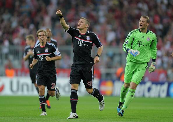 FUSSBALL CHAMPIONS LEAGUE SAISON 2011 2012 Qualifikation 17.08.2011 FC Bayern München - FC Zürich JUBEL FC Bayern München; Torschütze zum 1-0 Bastian Schweinsteiger (Mitte) mit Torwart Manuel Neuer (re) und Philipp Lahm (li) 