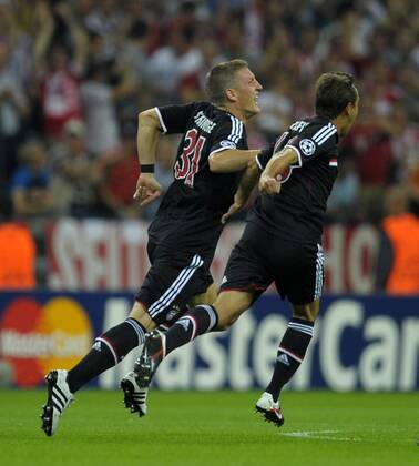 17.08.2011, Fussball Champions League Qualifikation, FC Bayern München - FC Zürich, in der Allianz-Arena München. Torjubel zum 1:0, v.li: Bastian Schweinsteiger (München) und Rafinha (Bayern).