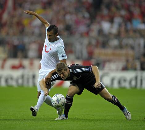 17.08.2011, Fussball Champions League Qualifikation, FC Bayern München - FC Zürich, in der Allianz-Arena München. v.li: Heinz Barmettler (Zürich) gegen Toni Kroos (Bayern München).