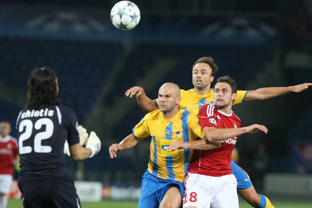 Wisla Krakow - APOEL FC Nikosia, DIONISOS CHIOTIS (L), PAULO JORGE, TSVETAN GENKOV (P) ---  20110817CSLG0001