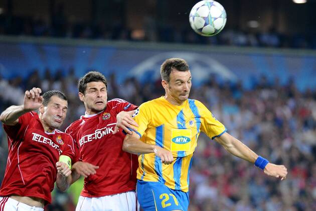 Wisla Krakow - APOEL FC Nikosia, RADOSLAW SOBOLEWSKI (L), TSVETAN GENKOV (C), GUSTAVO MANDUCA (P) ---  20110817CSMS0008
