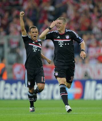 FUSSBALL CHAMPIONS LEAGUE SAISON 2011 2012 Qualifikation 17.08.2011 FC Bayern München - FC Zürich JUBEL FC Bayern München; Kopfballtor; Torschütze zum 1-0 Bastian Schweinsteiger (re) und Rafinha 