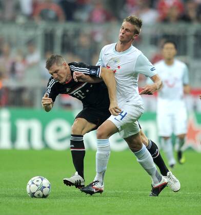 FUSSBALL CHAMPIONS LEAGUE SAISON 2011 2012 Qualifikation 17.08.2011 FC Bayern München - FC Zürich Bastian Schweinsteiger (li, FC Bayern München) gegen Raphael Koch (re, FC Zürich) 