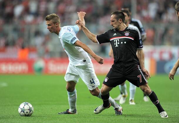 FUSSBALL CHAMPIONS LEAGUE SAISON 2011 2012 Qualifikation 17.08.2011 FC Bayern München - FC Zürich Raphael Koch (li, FC Zürich) gegen Franck Ribery (re, FC Bayern München)