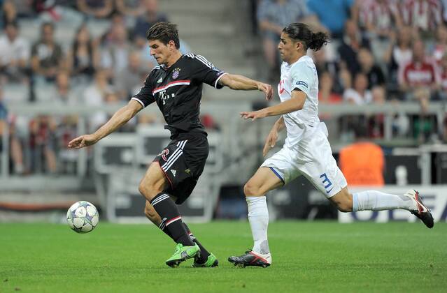 FUSSBALL CHAMPIONS LEAGUE SAISON 2011 2012 Qualifikation 17.08.2011 FC Bayern München - FC Zürich Mario Gomez (li, FC Bayern München) gegen Ricardo Rodriguez (re, FC Zürich)