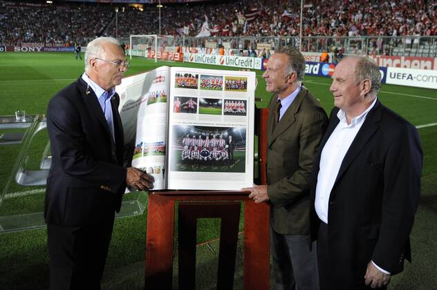 FUSSBALL CHAMPIONS LEAGUE SAISON 2011 2012 Qualifikation 17.08.2011 FC Bayern München - Übergabe der Bayern Chronik 111 Jahre an Ehrenpräsident Franz Beckenbauer (FC Bayern München, li,). Er bekommt von Vorstandsvorsitzender Karl Heinz Rummenigge (Mitte) und Präsident Uli Hoeneß als Geschenk das Buch mit der Seriennummer 001.