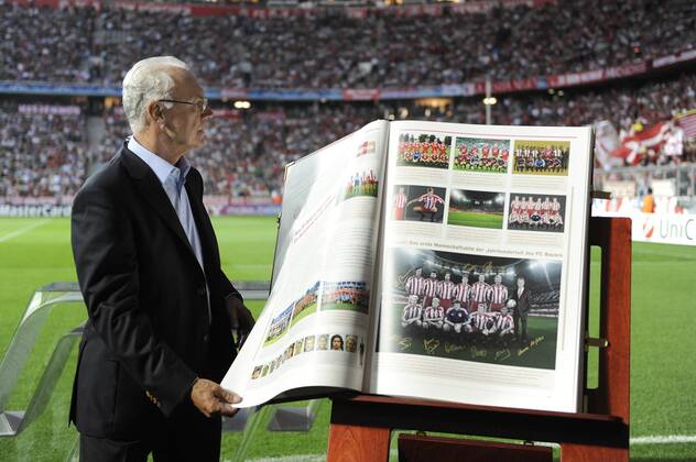 FUSSBALL CHAMPIONS LEAGUE SAISON 2011 2012 Qualifikation 17.08.2011 FC Bayern München - Übergabe der Bayern Chronik 111 Jahre an Ehrenpräsident Franz Beckenbauer (FC Bayern München) bekommt als Geschenk das Buch mit der Seriennummer 001.