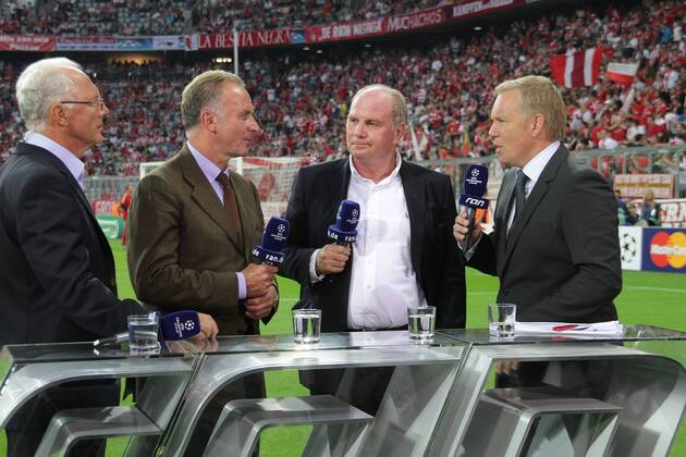FUSSBALL CHAMPIONS LEAGUE SAISON 2011 2012 Qualifikation 17.08.2011 FC Bayern München, RAN Sat 1 Fernseh Interview mit Ehrenpräsident Franz Beckenbauer, Vorstandsvorsitzender Karl Heinz Rummenigge, Präsident Uli Hoeness (v. li., FC Bayern Muenchen) und Moderator Johannes B. Kerner. Porträt Gestik Emotionen