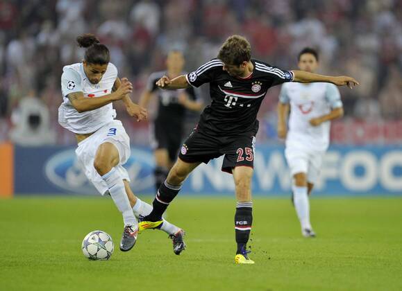 23.08.2011, Fussball Champions League Qualifikation Rückspiel, FC Zürich - FC Bayern München im Letzigrund-Stadion in Zürich. v.li: Ricardo Rodriguez (Zürich) gegen Thomas Müller (Bayern München).