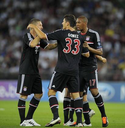 23.08.2011, Fussball Champions League Qualifikation Rückspiel, FC Zürich - FC Bayern München im Letzigrund-Stadion in Zürich. Torjubel, v.li: Bastian Schweinsteiger (München), Mario Gomez (München), Jerome Boateng (Bayern München).