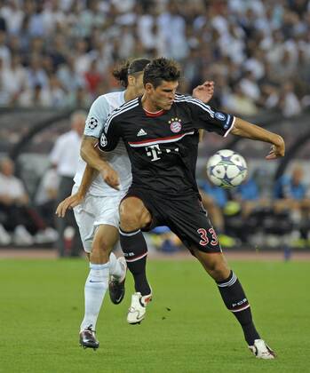 23.08.2011, Fussball Champions League Qualifikation Rückspiel, FC Zürich - FC Bayern München im Letzigrund-Stadion in Zürich. v.l. Ricardo Rodriguez (Zürich) gegen Mario Gomez (München)
