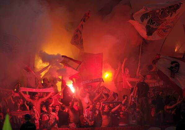 23.08.2011, Fussball Champions League Qualifikation Rückspiel, FC Bayern München im Letzigrund-Stadion in Zürich. Bayernfans zünden Massenweise Leuchfeuer. o0 bengalisches Feuer, Bengalfeuer Pyrotechnik totale Fan