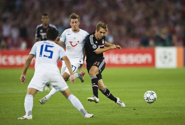 Philipp LAHM (M, r.) schiessend, bedrängt von Marco SCHOENBAECHLER (Z); Aktion; Fussball Champions League Qualifikation FC Zürich - FC Bayern Muenchen; Fussball Champions League, Saison1112, 2011 12, am 23.08.2011.