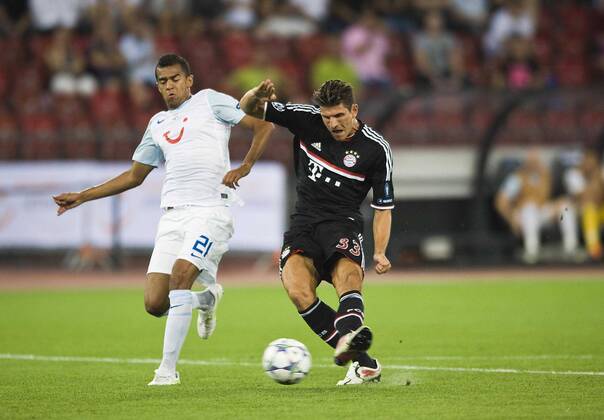 Mario GOMEZ (M, r.) schiesst das Tor zum 1:0; Heinz BARMETTLER (Z) kommt zu spät; Fussball Champions League Qualifikation FC Zürich - FC Bayern Muenchen; Fussball Champions League, Saison1112, 2011 12, am 23.08.2011.in Zürich Schweiz;