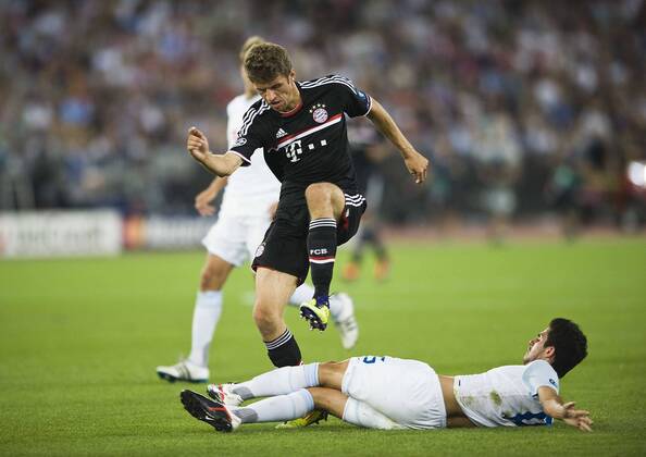 Thomas MUELLER (Müller, M) überspringt Admir MEHMEDI (Z), Aktion; Fussball Champions League Qualifikation FC Zürich - FC Bayern Muenchen; Fussball Champions League, Saison1112, 2011 12, am 23.08.2011.in Zürich Schweiz;