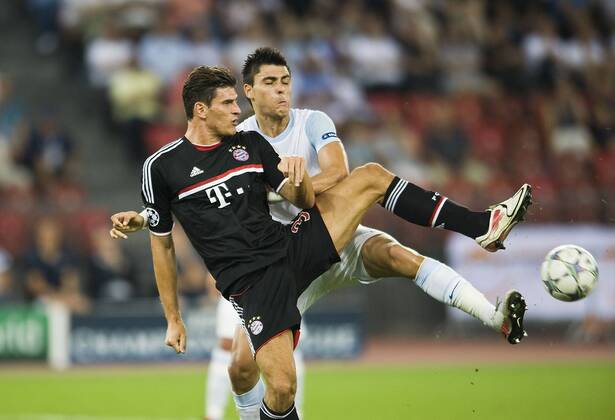 Mario GOMEZ (M, vorne) im Zweikampf, Aktion mit Jorge TEIXEIRA; Fussball Champions League Qualifikation FC Zürich - FC Bayern Muenchen; Fussball Champions League, Saison1112, 2011 12, am 23.08.2011.in Zürich Schweiz;