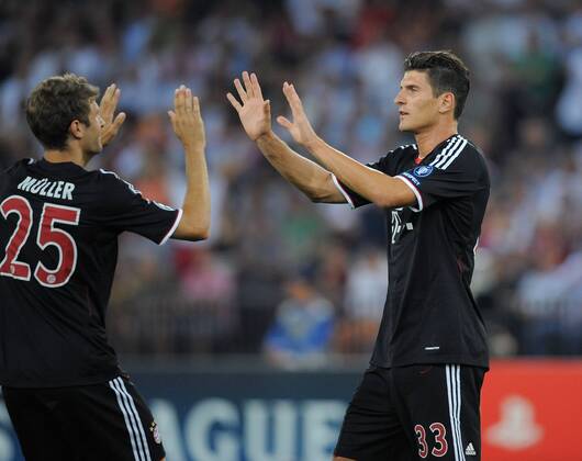 FUSSBALL CHAMPIONS LEAGUE SAISON 2011 2012 Qualifikation 23.08.2011 FC Zürich - FC Bayern Muenchen JUBEL Mario Gomez (li, FC Bayern Muenchen) nach seinem Tor zum 0-1 klatscht Thomas Mueller (FC Bayern Muenchen) ab 