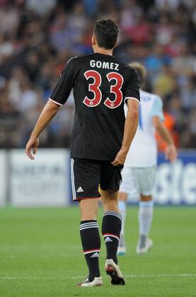 FUSSBALL CHAMPIONS LEAGUE SAISON 2011 2012 Qualifikation 23.08.2011 FC Zürich - FC Bayern Muenchen Mario Gomez (FC Bayern Muenchen) fasst sich an den Oberschenkel 