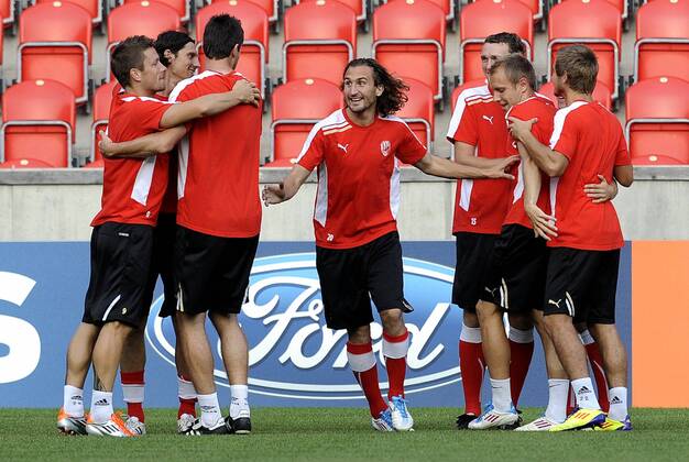 Petr Jiracek, player of FC Viktoria Plzen (middle) and his fellow co-players during training on August 23, 2011 ahead of the Champions League qualification soccer match against FC Kopenhagen which will be played in Prague on August 24. (CTKxPhoto KaterinaxSulova)  CTKPhoto68201108230880501