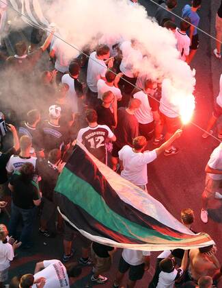 GRAZ,AUSTRIA,24.AUG.11 - FUSSBALL - UEFA Champions League, Play Off, SK Sturm Graz. Bild zeigt Fans bei der Ankunft der Sturm Mannschaft. Keywords: Bengalisches Feuer.  o0 Fahne, Fanfahne totale Fan bengalische Feuer Bengalfeuer Pyrotechnik