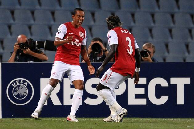 Theo WALCOTT celebrates scoring with Bacary SAGNA Udine 24 8 2011 Stadio Friuli Football Calcio Champions League Udinese Calcio Vs Arsenal FC London o0 Werbebande Bande Werbung Sponsor Wirtschaft Respect
