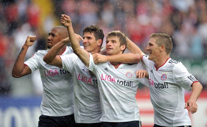 FUSSBALL 1. BUNDESLIGA SAISON 2011 2012 4. Spieltag 1. FC Kaiserslautern - FC Bayern Muenchen 27.08.2011 JUBEL nach dem TOR zum 0:3 Jerome Boateng, Mario Gomez, Thomas Mueller , Bastian Schweinsteiger (v. li., FC Bayern Muenchen) 