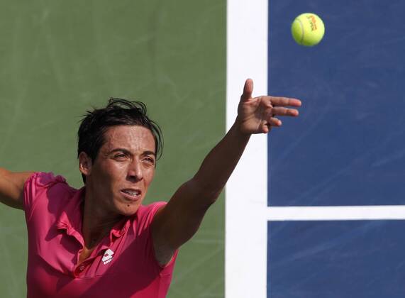 US Open 2011, USTA Billie Jean King National Tennis Center, Flushing Meadows, New York,ITF Grand Slam Tennis Tournament, Francesca Schiavone (ITA),Aktion,Einzelbild,Halbkörper,von oben,Querformat