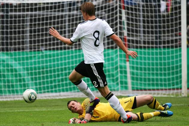 Fußball U19-Länderspiel Deutschland - Niederlande, am Sonntag, 4. September 2011 in Köln Philipp Hofmann ( Deutschland ), vorne - Hobie Verhulst ( Niederlande ), hinten