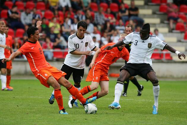 Fußball U19-Länderspiel Deutschland - Niederlande, am Sonntag, 4. September 2011 in Köln V.l.n.r.: Ouasim Bouy ( Niederlande ) - Amin Younes ( Deutschland ) - Davy Klaassen ( Niederlande ) - Danny da Costa ( Deutschland )