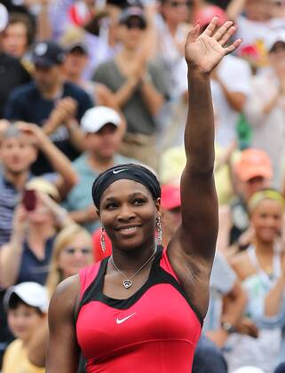 US Open 2011, USTA Billie Jean King National Tennis Center, Flushing Meadows, New York,ITF Grand Slam Tennis Tournament,Serena Williams(USA) winkt und bedankt sich beim Publikum nach ihrem Sieg, Einzelbild,Halbkörper,Hochformat